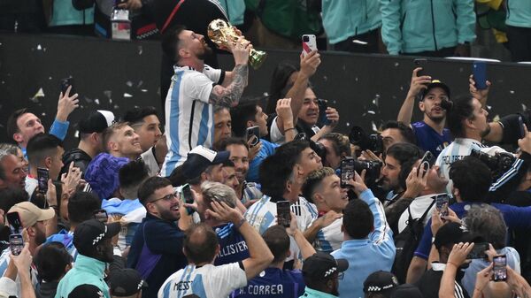 لاعب الأرجنتين ليونيل ميسي خلال حفل تتويج المنتخب الأرجنتيني ببطل كأس العالم، قطر 19 نوفمبر 2022 - سبوتنيك عربي