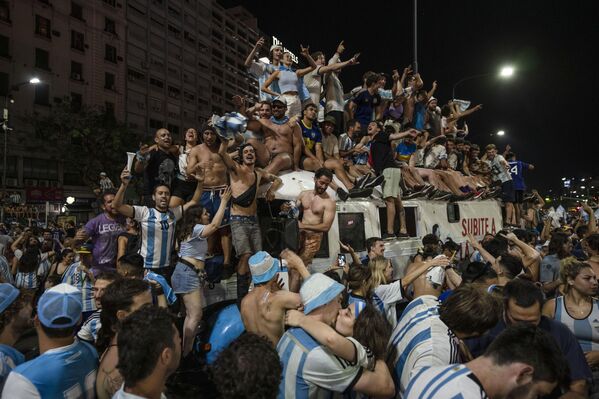 يحتفل مشجعو كرة القدم الأرجنتينية بفوز الأرجنتين على فرنسا في المباراة النهائية لكأس العالم لكرة القدم، في بوينس آيرس، الأرجنتين، 18 ديسمبر 2022. - سبوتنيك عربي