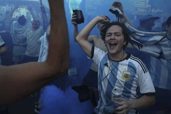 مشجعو الأرجنتين يحتفلون بفوزهم بكأس العالم قطر 2022 ضد فرنسا في 9 شارع خوليو في بوينس آيرس، في 18 ديسمبر 2022. - سبوتنيك عربي