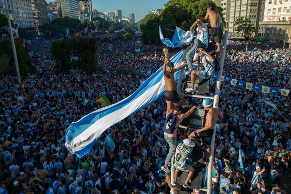 في هذا المشهد الجوي، يحتفل مشجعو الأرجنتين بالفوز بكأس العالم قطر 2022 على فرنسا في المسلة في بوينس آيرس، في 18 ديسمبر 2022. - سبوتنيك عربي