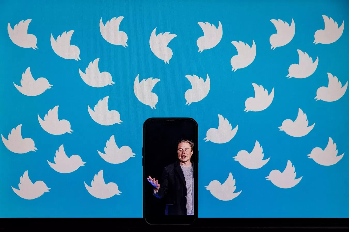 «ماسك» غطى حرف «W» في لافتة «Twitter» لمدة يومين وتراجع
