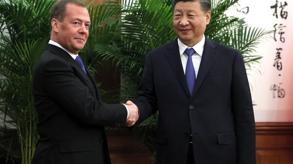 اجتمع نائب رئيس مجلس الأمن الروسي، دميتري ميدفيديف، بالرئيس الصيني شي جين بينغ، في العاصمة الصينية بكين.
 - سبوتنيك عربي