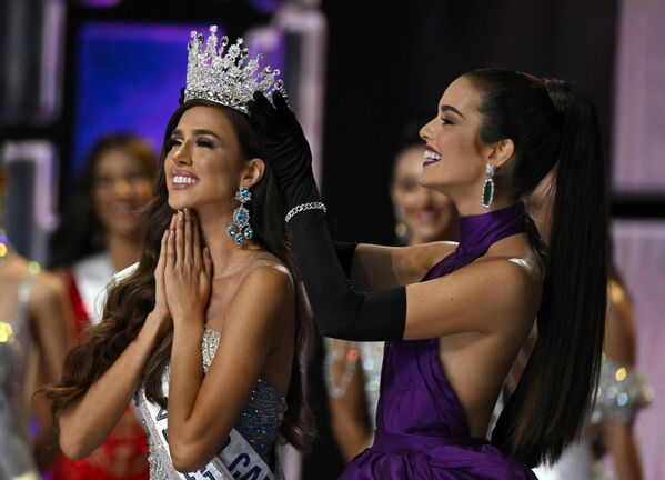 توجت ديانا سيلفا (إلى اليسار) من منطقة العاصمة بلقب ملكة جمال فنزويلا الجديدة من قبل ملكة جمال فنزويلا 2021 المنتهية ولايتها، أماندا دوداميل، في بوليدرو دي كاراكاس في كاراكاس - سبوتنيك عربي