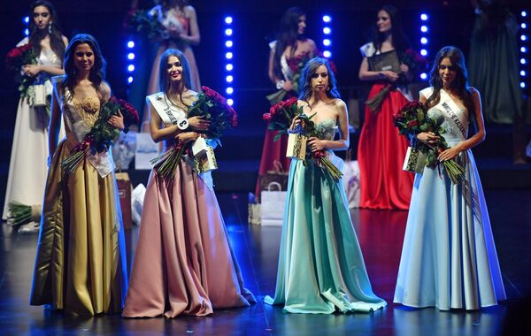 على اليمين: الفائزة بمسابقة ملكة جمال رابطة الدول المستقلة لعام 2022 ديانا بيرخانوفا (من كازاخستان) في حفل توزيع الجوائز. أقيمت مسابقة ملكة جمال رابطة الدول المستقلة في أرمينيا للمرة الثانية، وشاركت فيها 23 جميلة فازت بمراحل التصفيات في بلدانهن. - سبوتنيك عربي