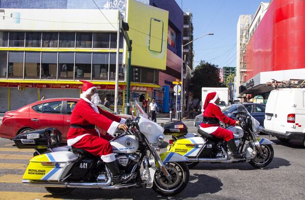 أفراد من شرطة المرور متنكرين في زي بابا نويل على دراجاتهم النارية في مونتيري، ولاية نويفو ليون، المكسيك، 14 ديسمبر 2022. - سبوتنيك عربي