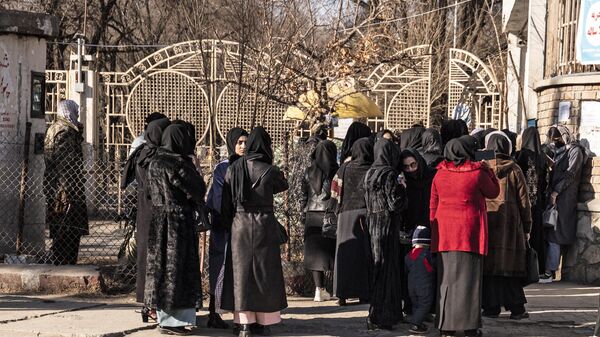 طالبات وعناصر أمن من طالبان خارج إحدى الجامعات في كابول، أفغانستان - سبوتنيك عربي