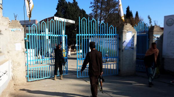 أفراد أمن طالبان يقفون حراسة عند بوابة مدخل الجامعة. حيث لم يعد مسموحًا للطالبات في جلال أباد ، أفغانستان - سبوتنيك عربي