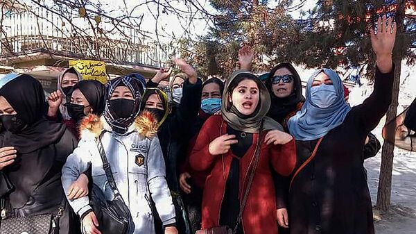 نساء أفغانيات يرددن شعارات احتجاجا على حظر التعليم الجامعي للنساء في كابول من جانب حكومة حركة طالبان، 22 ديسمبر/ كانون الأول 2022 - سبوتنيك عربي