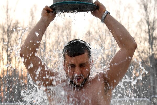 نيكولاي تشالكوف يسكب على نفسه الماء البارد قبل بدء يوم العمل، 9 ديسمبر 2022 - سبوتنيك عربي
