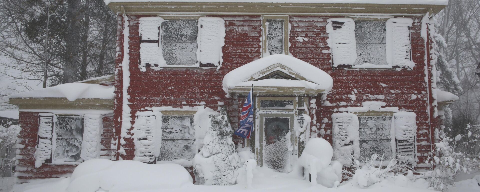منزل مغطى بالثلج بعد عاصفة ثلجية في أمهيرست، نيويورك - سبوتنيك عربي, 1920, 27.12.2022