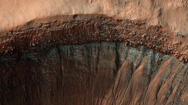 منظر للحافة المغطاة بالجليد لحفرة على كوكب المريخ - سبوتنيك عربي