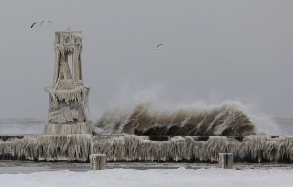 الأمواج الكبيرة تضرب الشاطئ بينما يغطي الجليد الرصيف، 13 ديسمبر 2010 في شيكاغو - سبوتنيك عربي