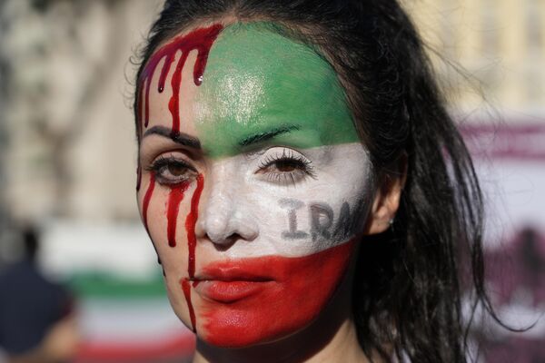 امرأة مرسومة على وجهها خلال احتجاج على وفاة مهسا أميني، وهي امرأة توفيت أثناء احتجازها لدى الشرطة في إيران، خلال تجمع حاشد في وسط روما، 29 أكتوبر  2022 - سبوتنيك عربي