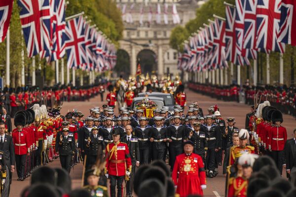 تم سحب نعش الملكة إليزابيث الثانية بجوار قصر باكنغهام بعد جنازتها في وستمنستر أبي بوسط لندن، 19 سبتمبر 2022 - سبوتنيك عربي