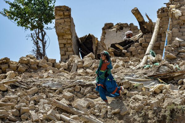 طفل يسير وسط أنقاض المنازل المتضررة في أعقاب الزلزال الذي ضرب منطقة برمال بإقليم باكتيكا في 23 يونيو 2022 - سبوتنيك عربي