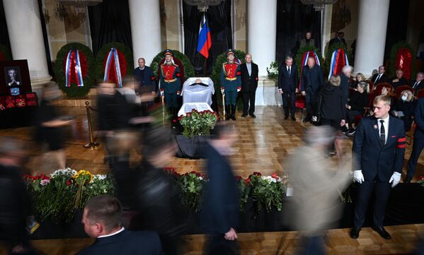 مراسم وداع لرئيس الاتحاد السوفيتي السابق ميخائيل غورباتشوف في قاعة كولونايا في موسكو - سبوتنيك عربي