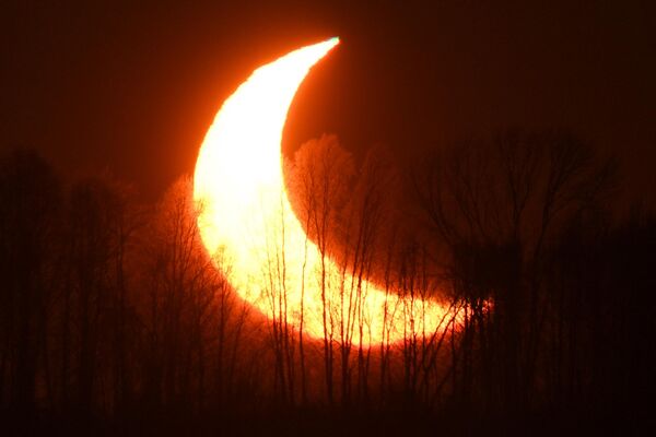 لوحظ كسوف جزئي للشمس عند غروب الشمس بالقرب من نوفوسيبيرسك الروسية. - سبوتنيك عربي