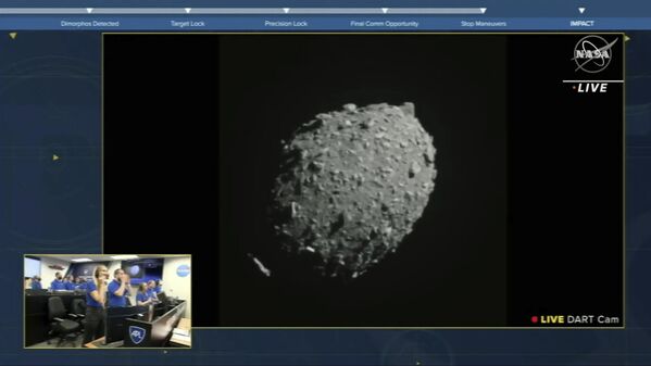 في هذه الصورة التي تم التقاطها من البث المباشر لوكالة ناسا، تتجه المركبة الفضائية لاختبار إعادة توجيه الكويكب المزدوج مباشرة إلى الكويكب ديمورفوس يوم 26 سبتمبر 2022. - سبوتنيك عربي