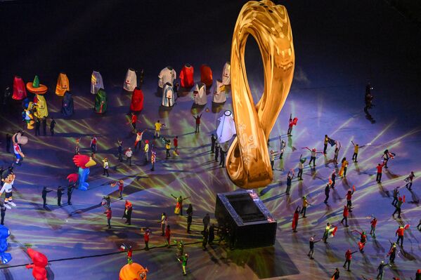 راقصون يؤدون عرضاً خلال حفل الافتتاح قبيل انطلاق مباراة المجموعة الأولى في كأس العالم قطر 2022 بين قطر والإكوادور على ملعب البيت في الخور شمال الدوحة في 20 نوفمبر 2022. - سبوتنيك عربي