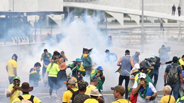 مواجهات بين الشرطة البرازيلية وأنصار الرئيس السابق جايير بولسونارو بعد اقتحامهم القصر الرئاسي والكونغرس ومؤسات رسمية - سبوتنيك عربي