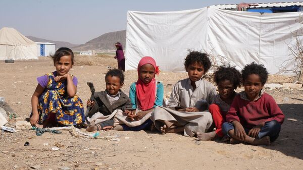 أطفال يمنيون يجلسون في مخيم جو النسيم للنازحين في ضواحي مدينة مأرب الشمالية، اليمن، فبراير 2021 - سبوتنيك عربي
