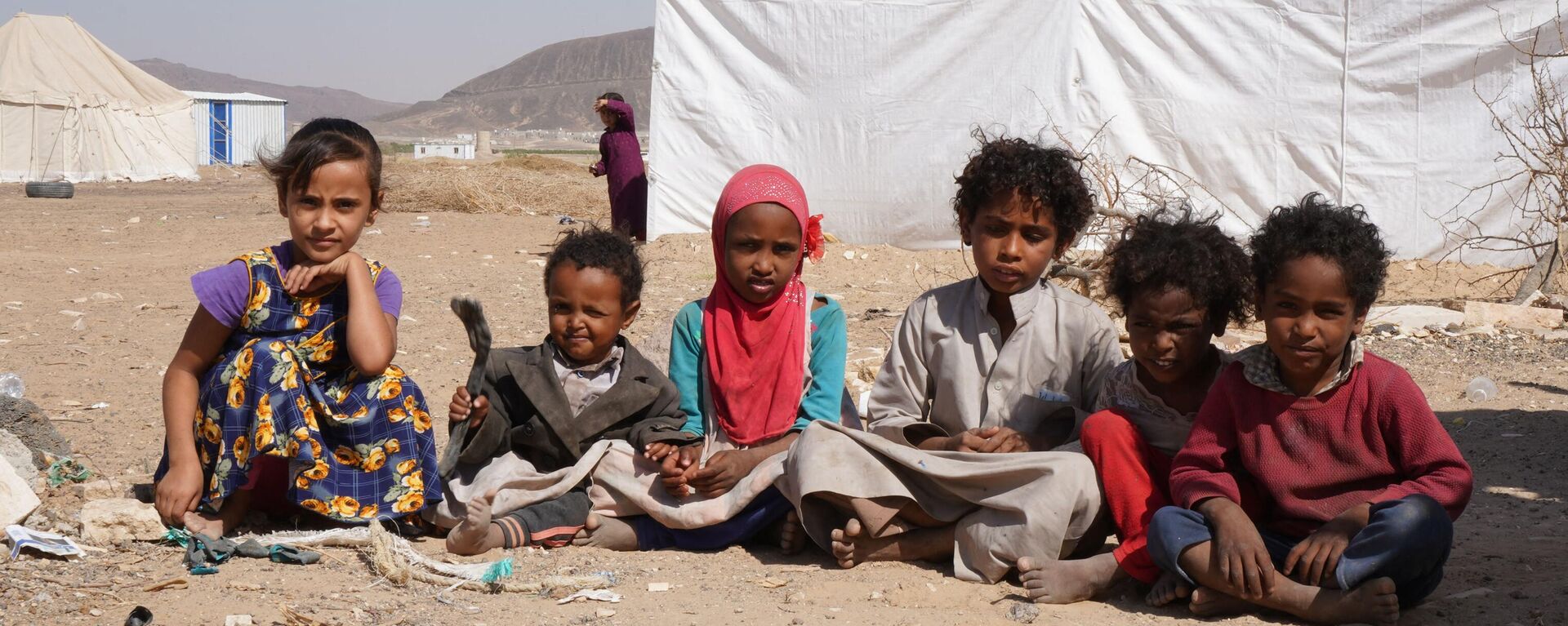 أطفال يمنيون يجلسون في مخيم جو النسيم للنازحين في ضواحي مدينة مأرب الشمالية، اليمن، فبراير 2021 - سبوتنيك عربي, 1920, 26.01.2023