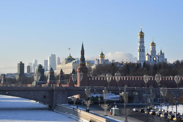 منظر الكرملين من جسر بارياشي فوق نهر موسكو في حديقة زارياديه في موسكو، روسيا 7 يناير 2023 - سبوتنيك عربي