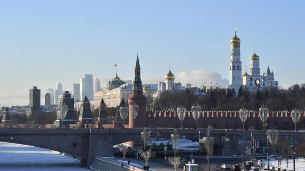 Вид на Кремль с Парящего моста в парке Зарядье в Москве - سبوتنيك عربي