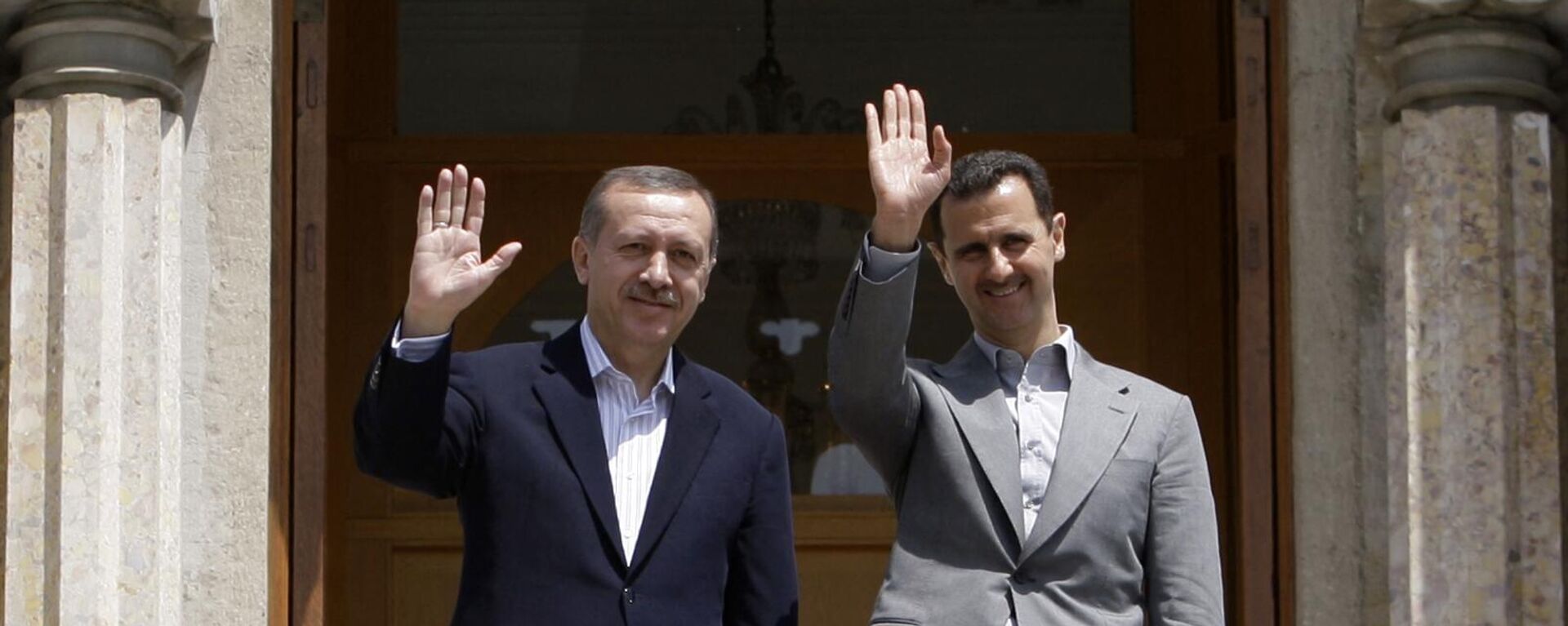 الرئيس السوري بشار الأسد (إلى اليمين) ورئيس الوزراء التركي سابقا (الرئيس الحالي) رجب طيب أردوغان  قبل اجتماع رسمي في اسطنبول في 9 مايو 2010. - سبوتنيك عربي, 1920, 17.03.2023