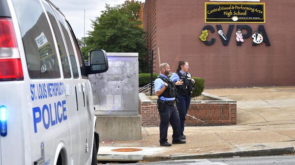 ضباط شرطة مدينة سانت لويس خارج مدرسة ثانوية بعد إطلاق نار خلف ثلاثة قتلى - سبوتنيك عربي