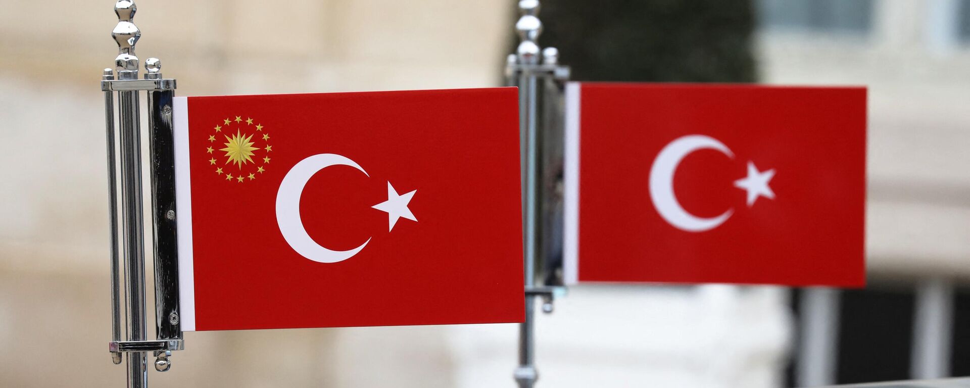 صورة تظهر علمي تركيا والرئاسة التركية على سيارة خلال زيارة الرئيس التركي لباريس في 5 يناير 2018 - سبوتنيك عربي, 1920, 23.11.2023