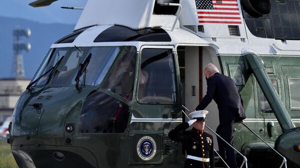 الرئيس الأمريكي جو بايدن يصعد على حوامه  بعد وصوله إلى قاعدة يوكوتا الجوية في 22 مايو 2022. - سبوتنيك عربي