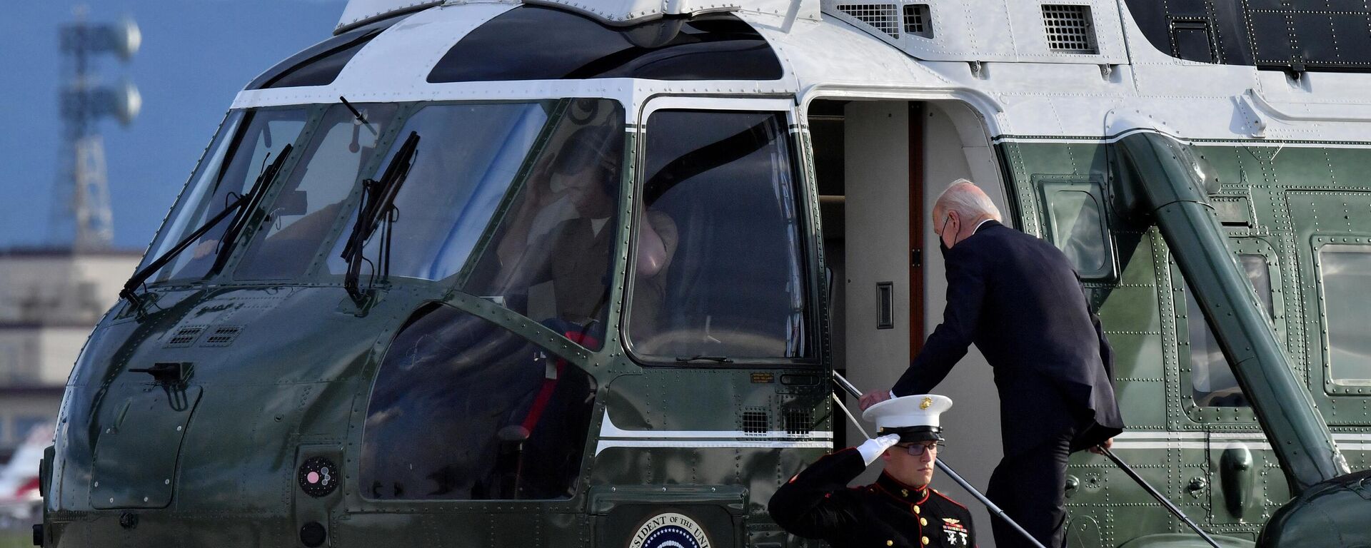 الرئيس الأمريكي جو بايدن يصعد على حوامه  بعد وصوله إلى قاعدة يوكوتا الجوية في 22 مايو 2022. - سبوتنيك عربي, 1920, 11.01.2023