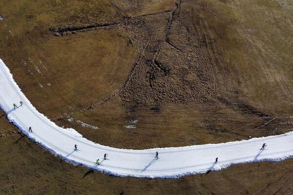 يتزلج الناس على منحدر عبر الريف في رامساو، النمسا، 6 يناير 2023 - سبوتنيك عربي