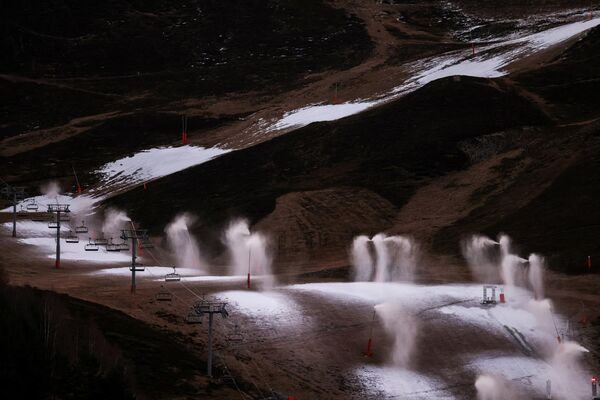 تُظهر هذه الصورة منظرًا عامًا لمدافع الثلج التي تعمل بسبب قلة الثلوج في منتجع بيراغود للتزلج، جنوب غرب فرنسا في 5 يناير 2023. - سبوتنيك عربي
