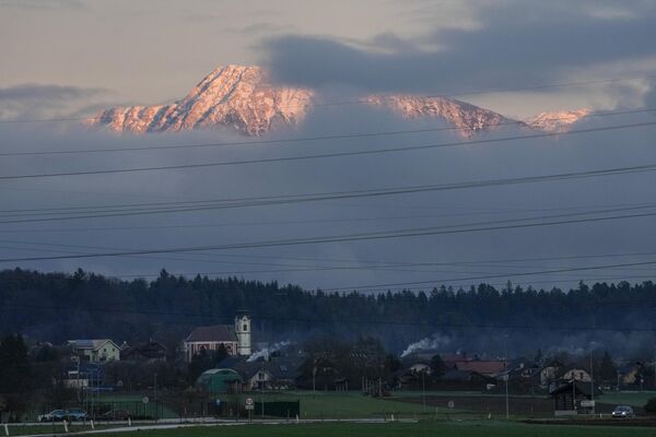 تُرى قمم جبال الألب التي عادة ما تكون مغطاة بالثلوج فوق قرية ناكلو، سلوفينيا، 4 يناير 2023 - سبوتنيك عربي