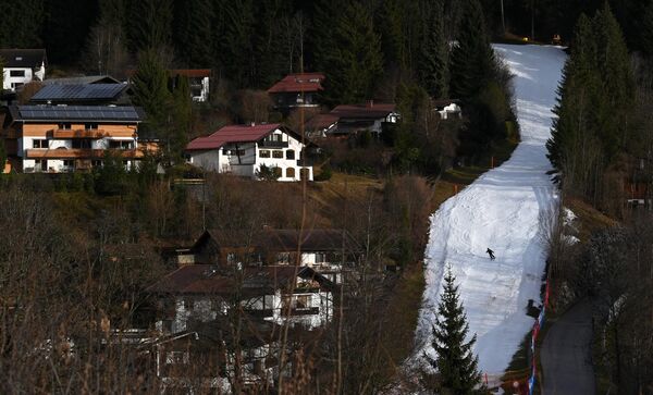 متزلج يتجه أسفل منحدر الثلج الاصطناعي في أوبرستدورف، جنوب ألمانيا، في 27 ديسمبر 2022 بدرجات حرارة تقارب ست درجات مئوية. - سبوتنيك عربي
