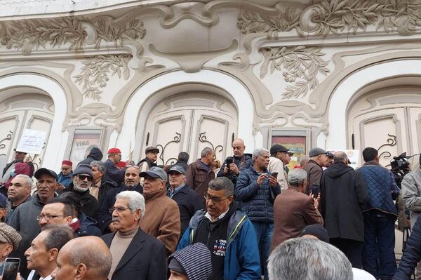 المتقاعدون في تونس ينتفضون احتجاجا على تردي وضعيتهم الاجتماعية - سبوتنيك عربي