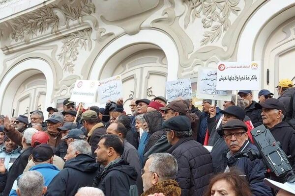 المتقاعدون في تونس ينتفضون احتجاجا على تردي وضعيتهم الاجتماعية - سبوتنيك عربي
