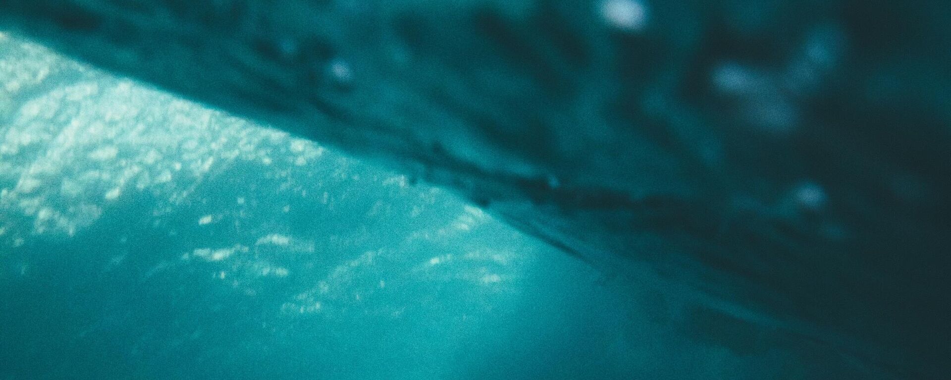 موجة مصورة من أسفل مياه البحر  - سبوتنيك عربي, 1920, 04.02.2023