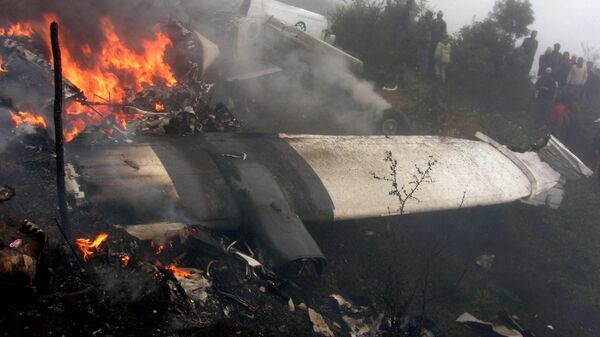 حطام طائرة تابعة لشركة يتي للطيران تحترق في مطار لوكلا، 9 أكتوبر/ تشرين الأول 2008 - سبوتنيك عربي