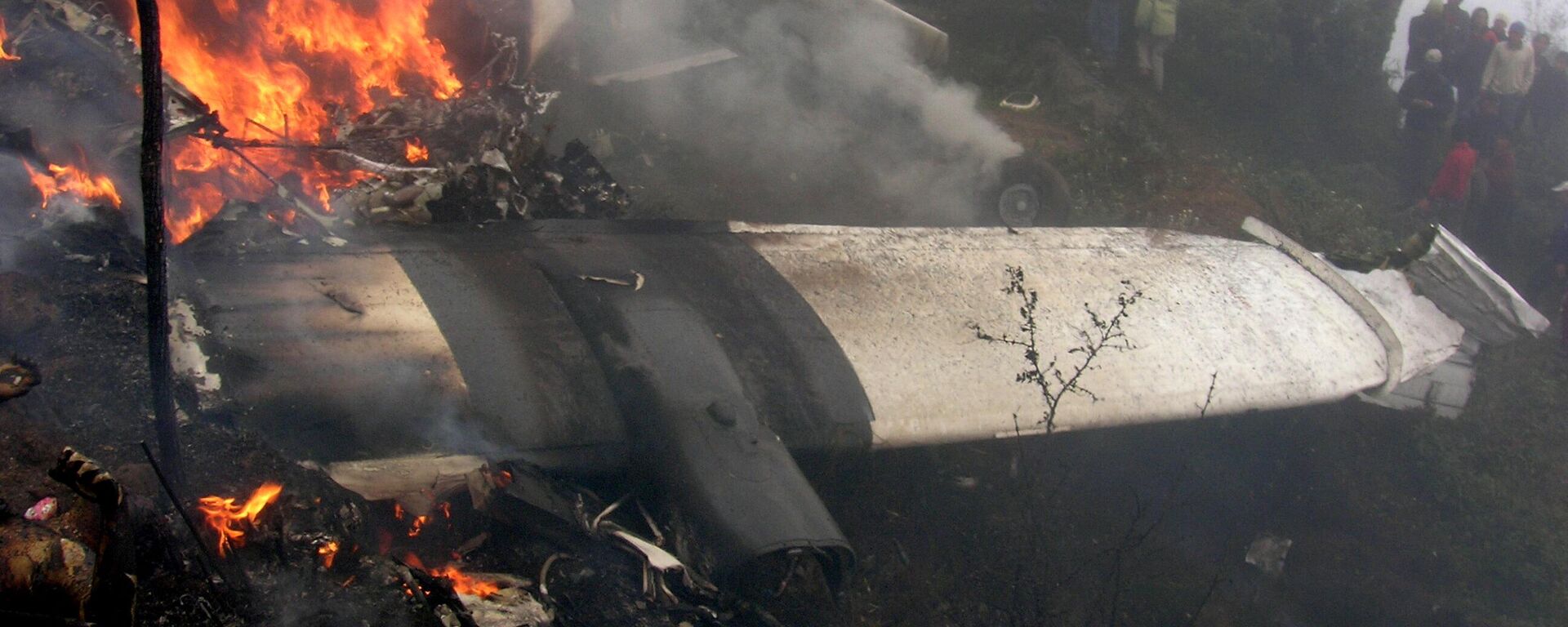 حطام طائرة تابعة لشركة يتي للطيران تحترق في مطار لوكلا، 9 أكتوبر/ تشرين الأول 2008 - سبوتنيك عربي, 1920, 15.01.2023