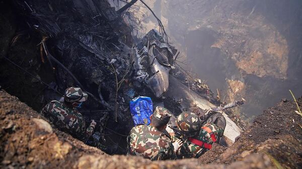 رجال الإنقاذ يتفقدون موقع تحطم الطائرة التابعة لشركة خطوط طيران يتي في بوخارا، نيبال، 15 يناير/ كانون الثاني 2023 - سبوتنيك عربي