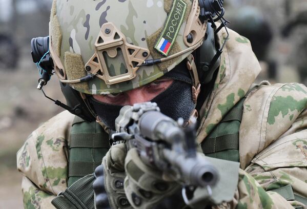 مقاتل روسي من كتيبة بافل سودوبلاتوف في ساحة تدريب للمتطوعين في مقاطعة زابوروجيه، العملية العسكرية الخاصة، روسيا - سبوتنيك عربي