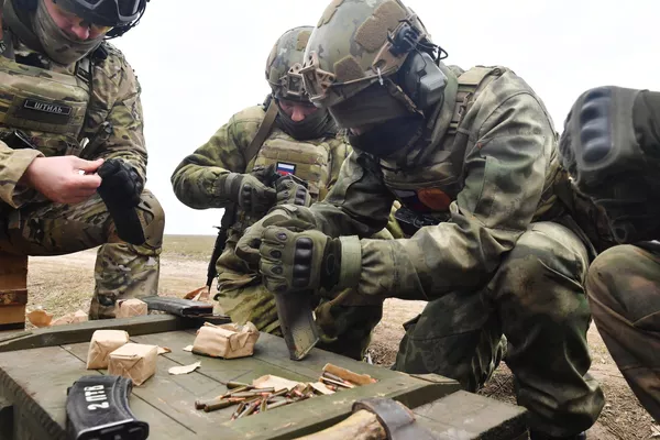 مقاتل روسي من كتيبة بافل سودوبلاتوف في ساحة تدريب للمتطوعين في مقاطعة زابوروجيه، العملية العسكرية الخاصة، روسيا - سبوتنيك عربي