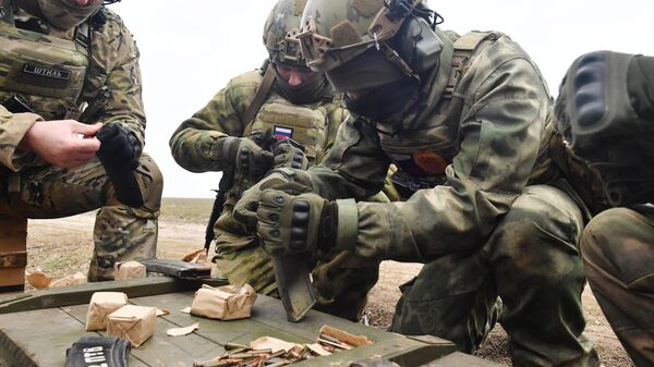 مقاتل روسي من كتيبة بافل سودوبلاتوف في ساحة تدريب للمتطوعين في منطقة زابوروجيه، العملية العسكرية الخاصة، روسيا - سبوتنيك عربي