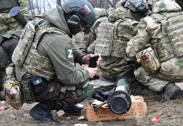 مقاتل روسي من كتيبة بافل سودوبلاتوف في ساحة تدريب للمتطوعين في مقاطعة زابوروجيه، العملية العسكرية الخاصة، روسيا - سبوتنيك عربي