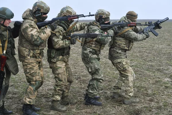 مقاتل روسي من كتيبة بافل سودوبلاتوف في ساحة تدريب للمتطوعين في مقاطعة زابوروجيه، العملية العسكرية الخاصة، روسيا - سبوتنيك عربي