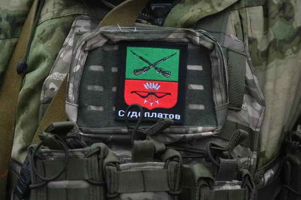 مقاتل روسي من كتيبة بافل سودوبلاتوف في ساحة تدريب للمتطوعين في مقاطعة زابوروجيه، العملية العسكرية الخاصة، روسيا - سبوتنيك عربي