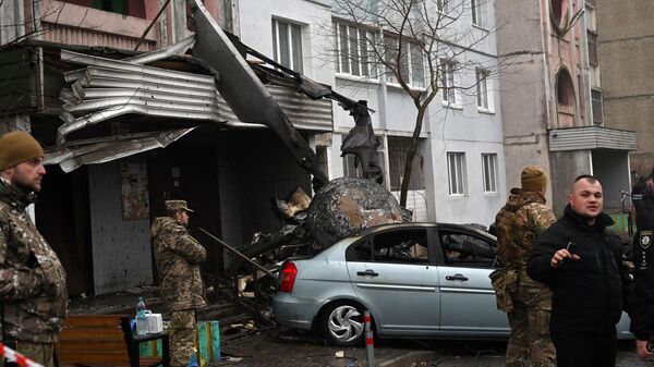 تحطم مروحية في بروفاري بالقرب من العاصمة الأوكرانية كييف، أوكرانيا - سبوتنيك عربي